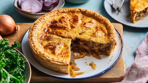 Ein Cheddar-Pie mit karamellisierten Zwiebeln.