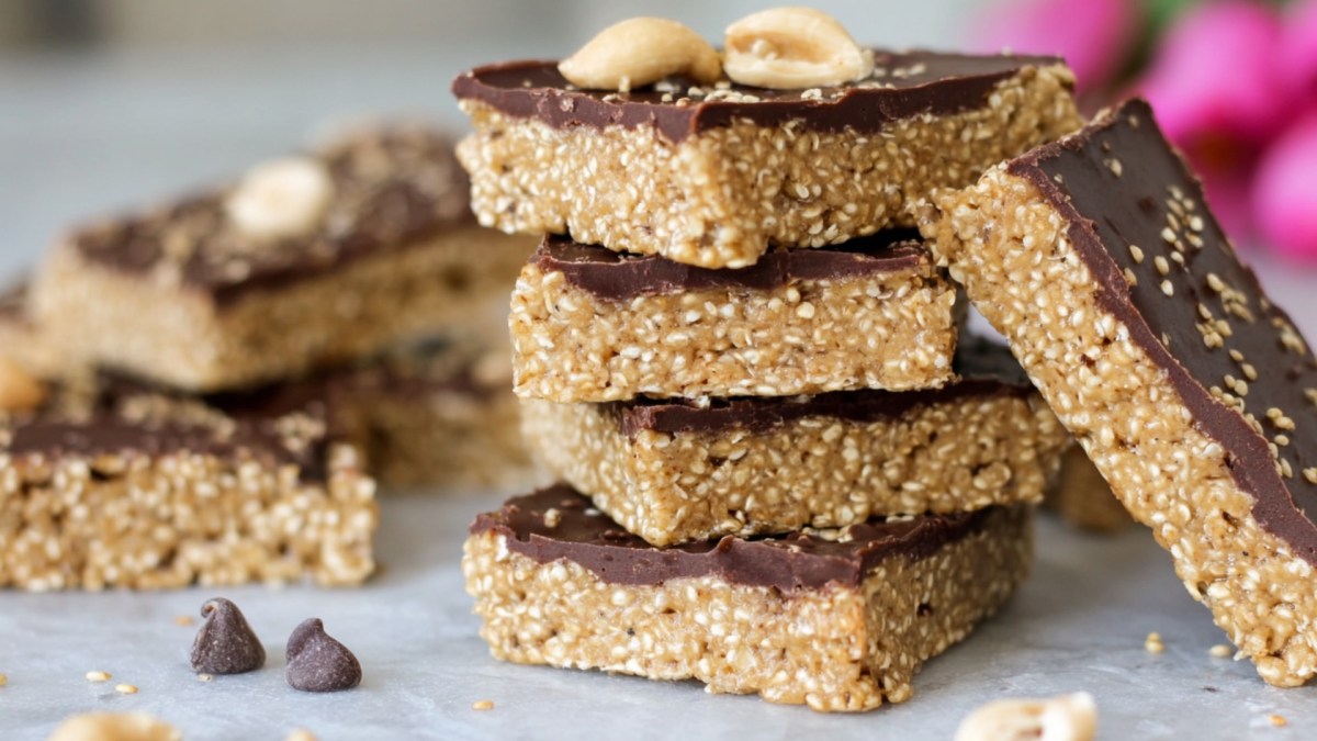 Mehrere übereinander gestapelte Erdnussbutter-Quinoa-Riegel.