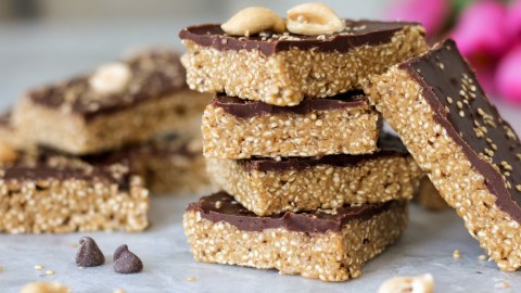 Mehrere übereinander gestapelte Erdnussbutter-Quinoa-Riegel.