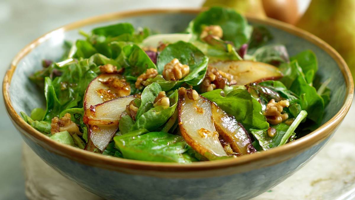 Schale mit Feldsalat mit karamellisierten Birnen