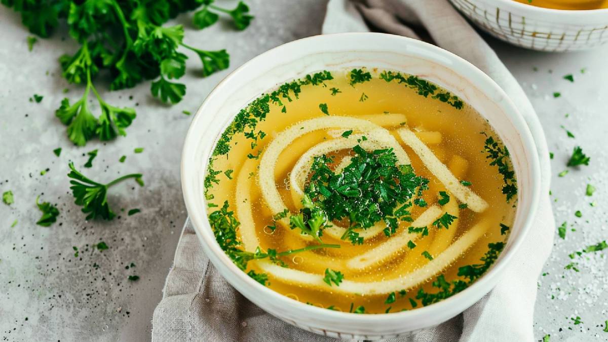 ein Teller Frittatensuppe