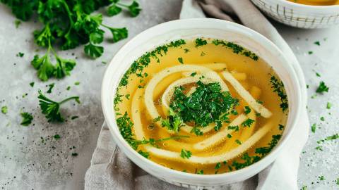 ein Teller Frittatensuppe