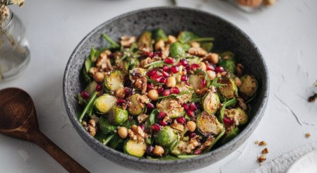 Eine Schüssel warmer Herbstsalat mit Rosenkohl und Senf-Dressing.
