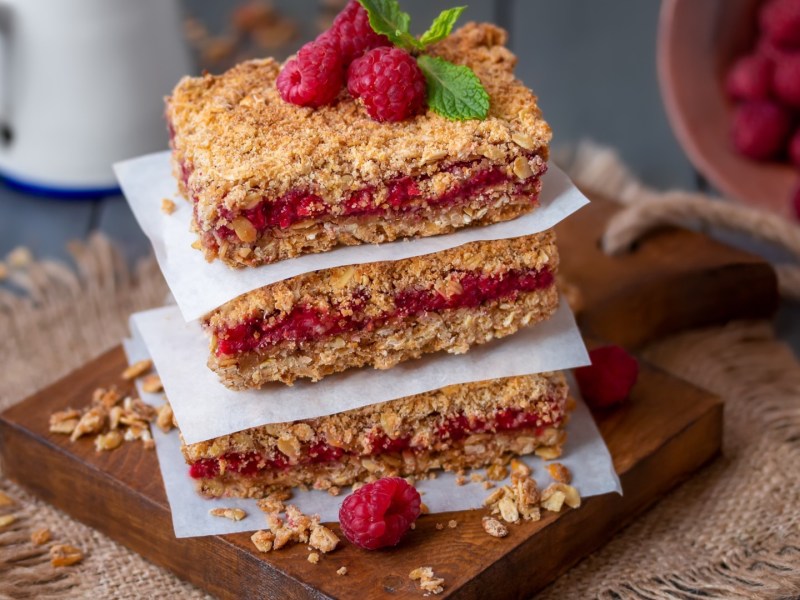 Ein Stapel Himbeer-Crumble-Riegel.