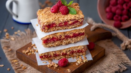 Ein Stapel Himbeer-Crumble-Riegel.