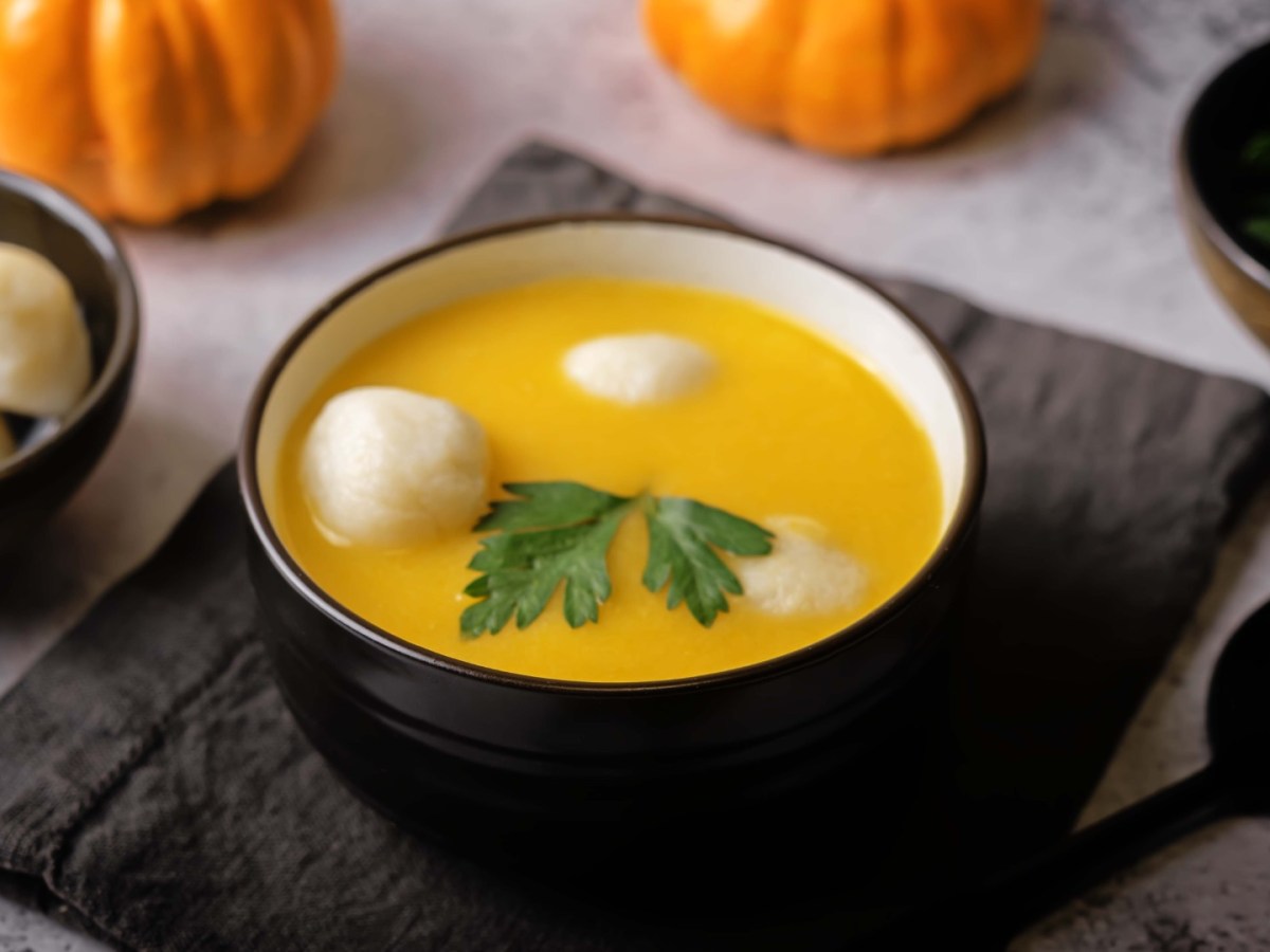 Eine Schüssel Hobakjuk, koreanischer Kürbisbrei.