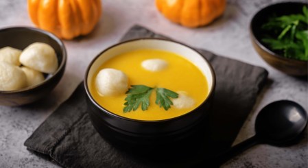 Eine Schüssel Hobakjuk, koreanischer Kürbisbrei.