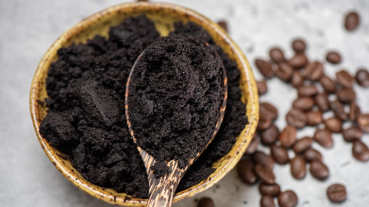 Kaffeesatz verwenden: Eine Schüssel Kaffeesatz, daneben Kaffeebohnen.