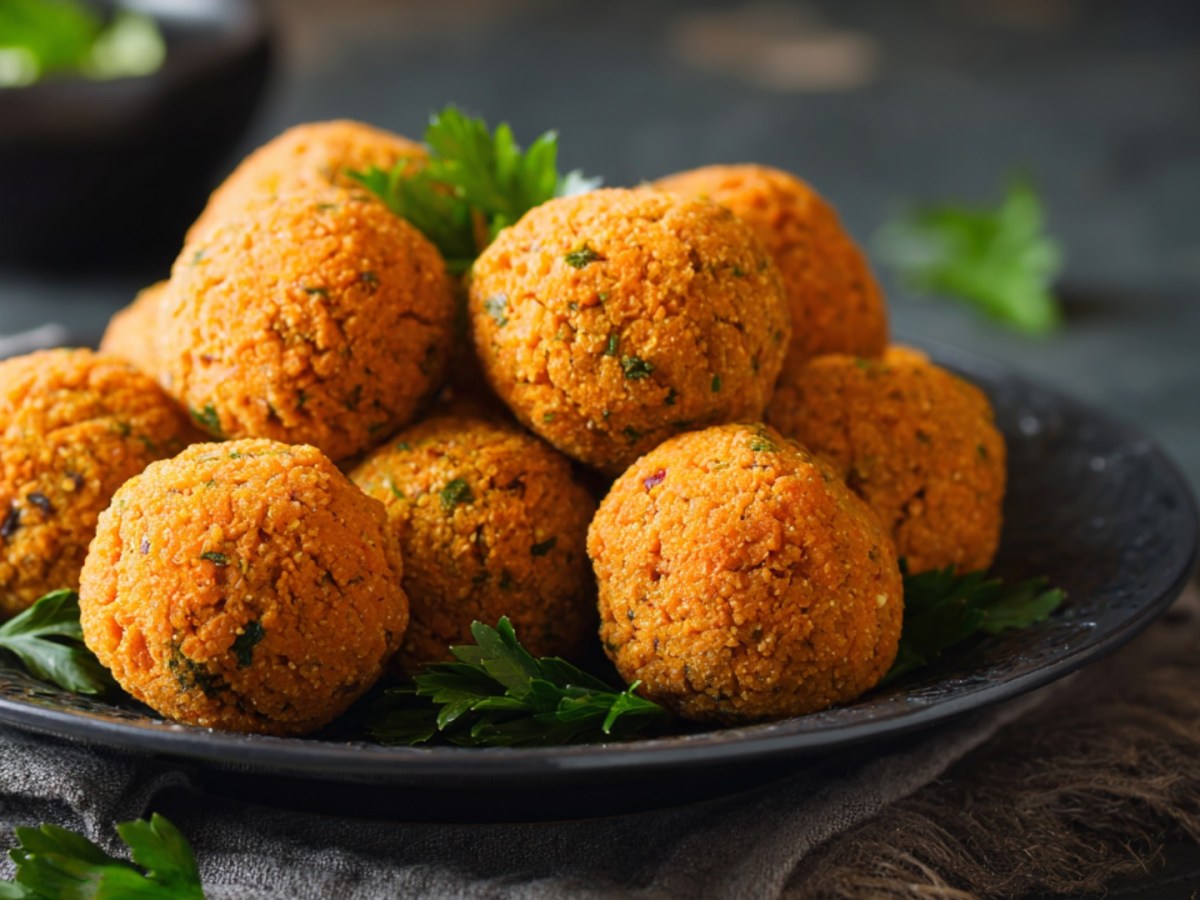 Mehrere Kürbis-Falafel auf einem Teller.