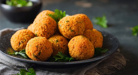 Mehrere Kürbis-Falafel auf einem Teller.