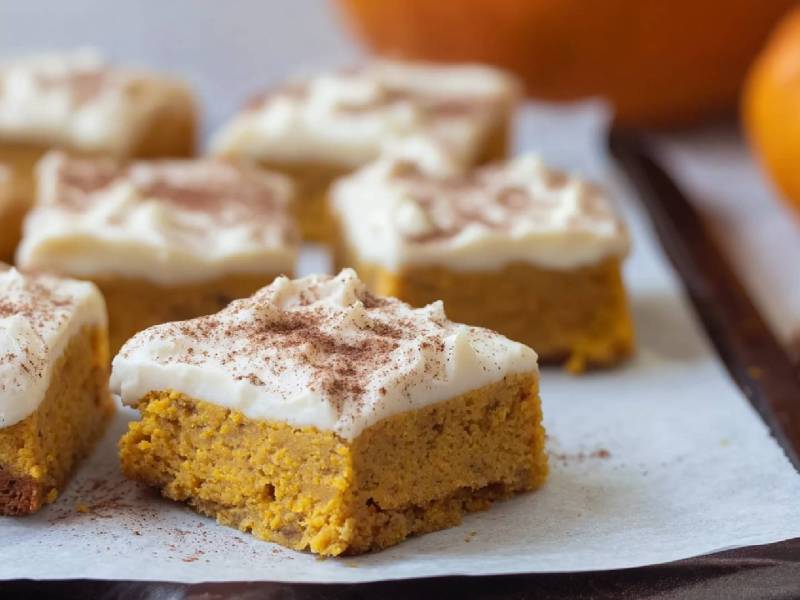 In Stücke geschnittene Kürbisschnitten mit Frischkäse-Zimt-Frosting