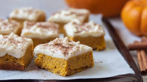 In Stücke geschnittene Kürbisschnitten mit Frischkäse-Zimt-Frosting