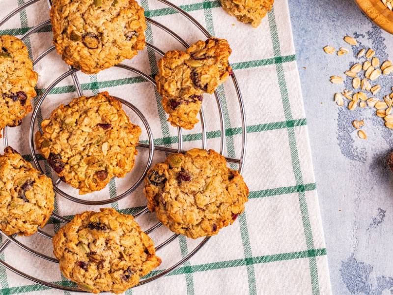 Backgitter mit mehreren Kürbis-Haferflocken-Kekse darauf