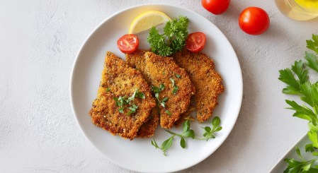 Drei Linsenschnitzel auf einem Teller in der Draufsicht.