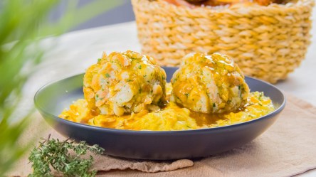 Zwei Brezenknödel, serviert auf Sauerkraut.