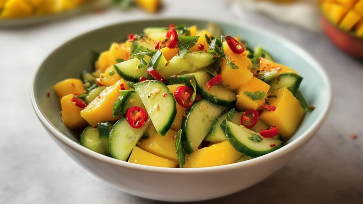 Eine Schüssel thailändischer Mango-Gurken-Salat.