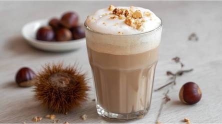Ein Glas mit Maronen-Latte, Esskastanien daneben