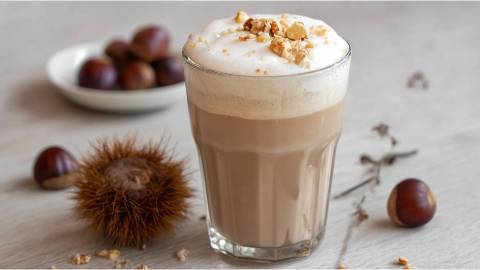 Ein Glas mit Maronen-Latte, Esskastanien daneben