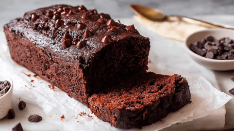 Ein angeschnittener Miso-Schokokuchen auf einem weißen Stück Backpapier.