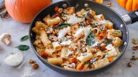 Nudelpfanne mit Kürbis und Champignons