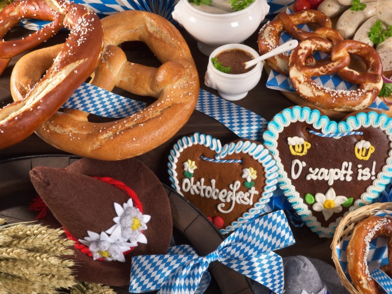 Oktoberfest-Rezepte zum Nachkochen: verschiedene kulinarische Klassiker des Oktoberfests nebeneinander.