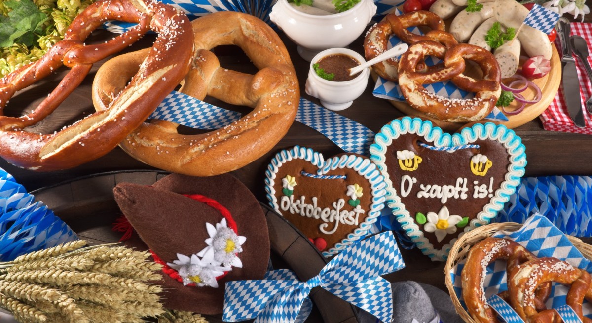 Oktoberfest-Rezepte zum Nachkochen: verschiedene kulinarische Klassiker des Oktoberfests nebeneinander.