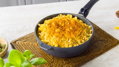 Onion Mac and Cheese mit Knusperhaube n einer Pfanne.