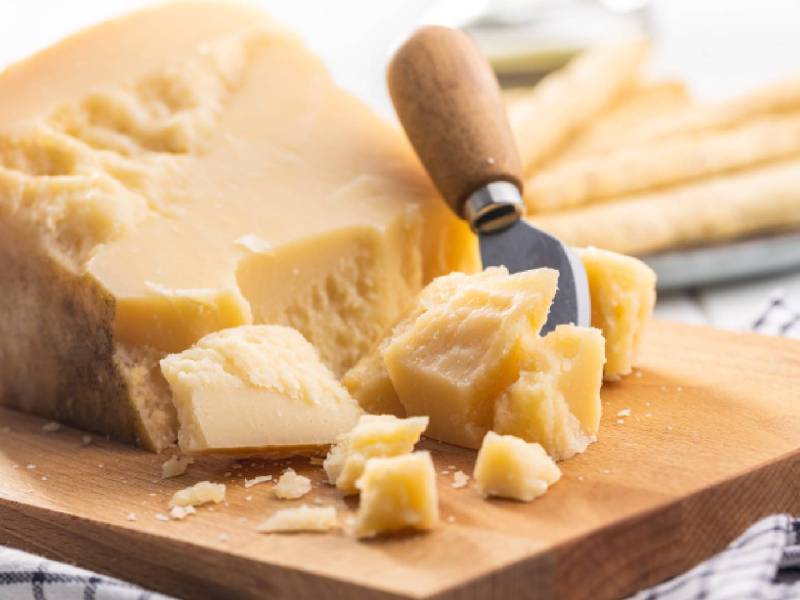 Parmesanrinde verwenden: Ein Stück Parmesan auf einem Brett