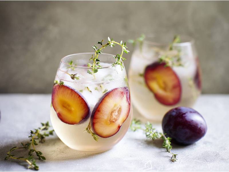 zwei Gläser mit Pflaumen-Thymian-Fizz: