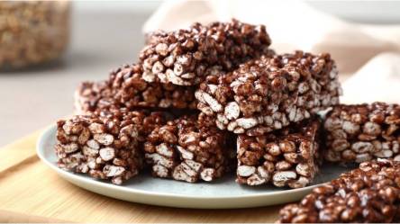 Teller mit selbst gemachten Puffreis-Schnitten