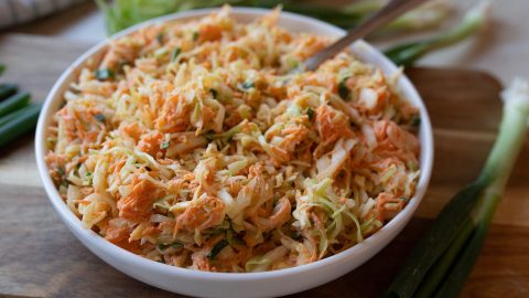 Eine Schale mit Spitzkohl-Möhren-Coleslaw mit Röstzwiebeln.