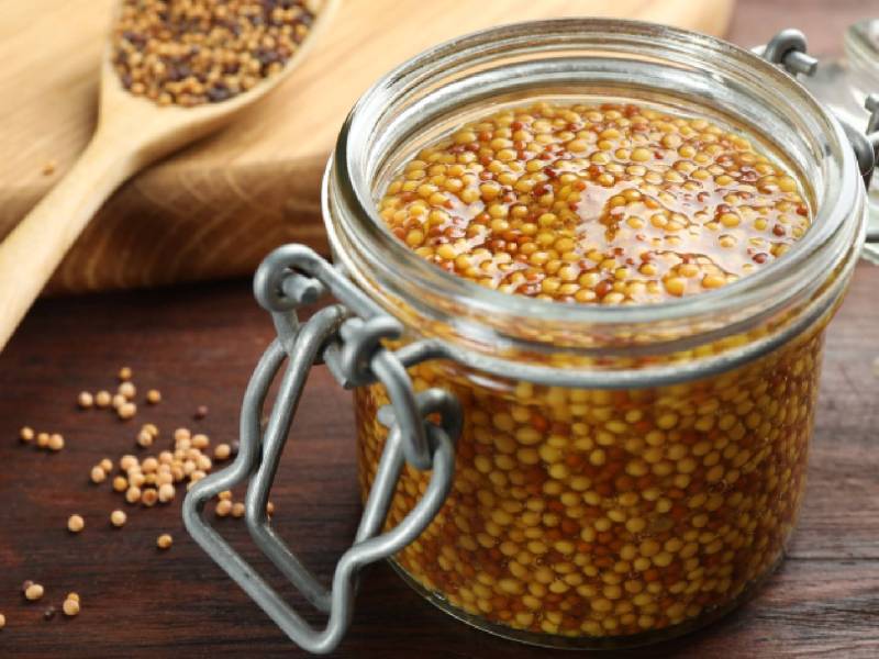 Ein Glas mit süßem Senf