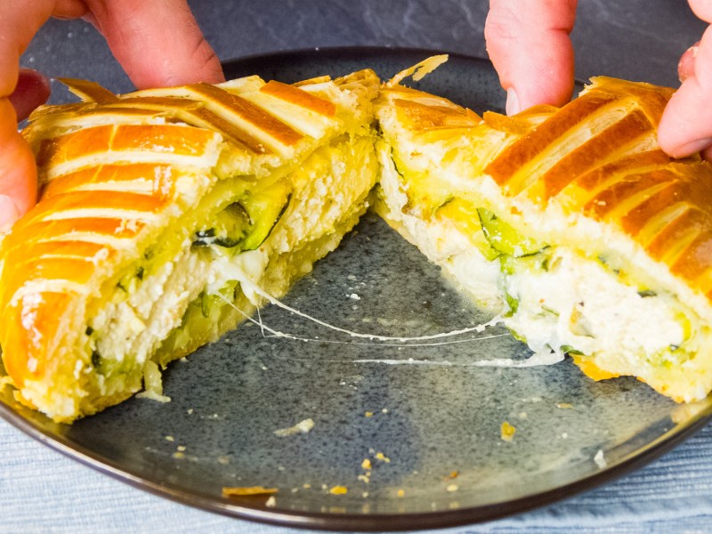 Aufgeschnittenes Zucchini-Blätterteig-Päckchen