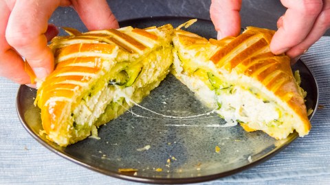 Aufgeschnittenes Zucchini-Blätterteig-Päckchen