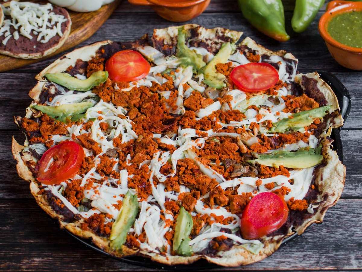 Eine Tlayuda, eine mexikanische Tortilla-Pizza.