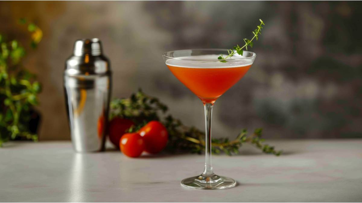 Ein Glas Tomatini mit einem Shaker daneben