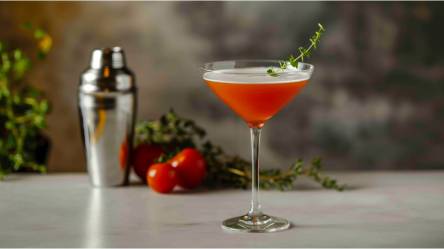 Ein Glas Tomatini mit einem Shaker daneben