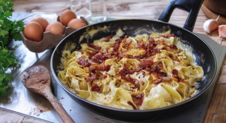 Eine Pfanne mit ungarischen Quarknudeln.