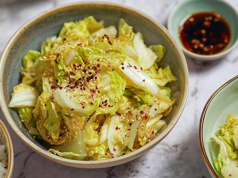 Eine Schale Yamitsuki-Weißkohl, serviert mit Reis.