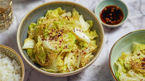 Eine Schale Yamitsuki-Weißkohl, serviert mit Reis.