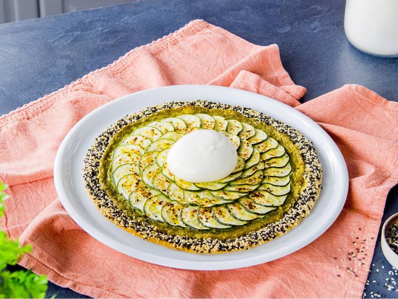eine Zucchini-Burrata-Tarte auf einem Tisch
