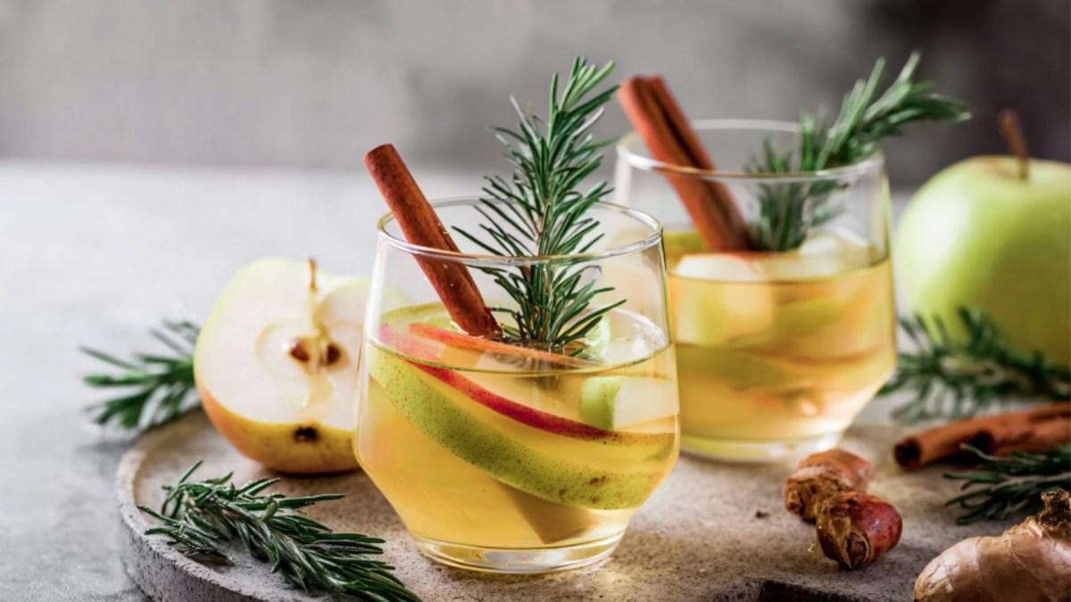 Zwei Gläser Apfel-Birnen-Punsch.