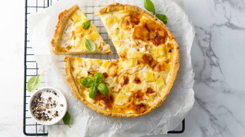 Eine angeschnittene Apfel-Kartoffel-Quiche von oben gesehen