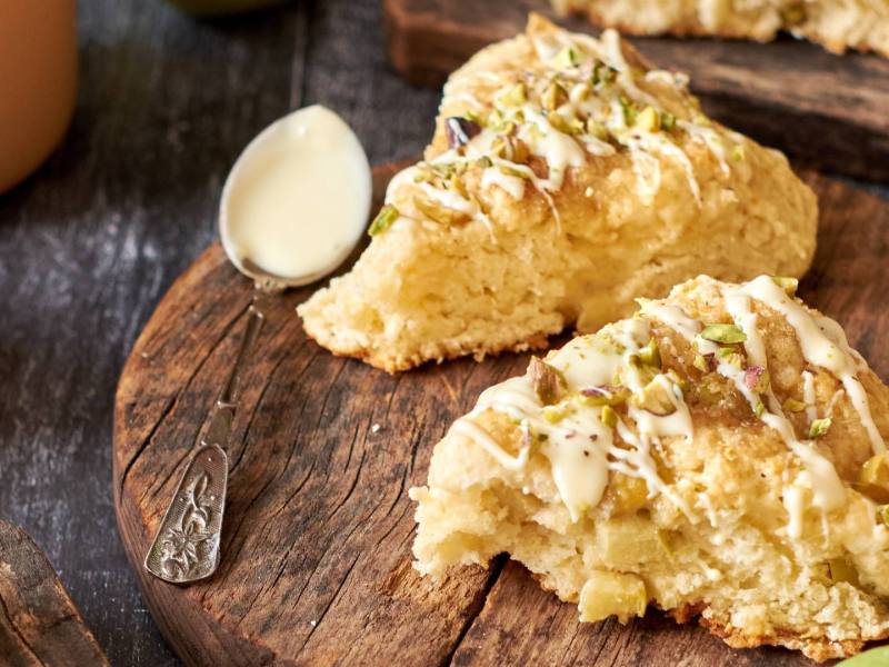 Einige Apfelbrötchen ohne Hefe, serviert mit weißer Schokolade.