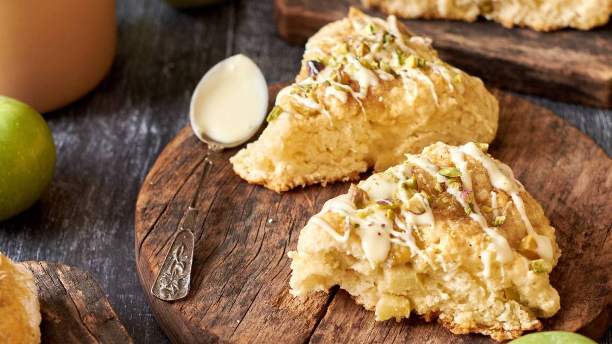 Einige Apfelbrötchen ohne Hefe, serviert mit weißer Schokolade.