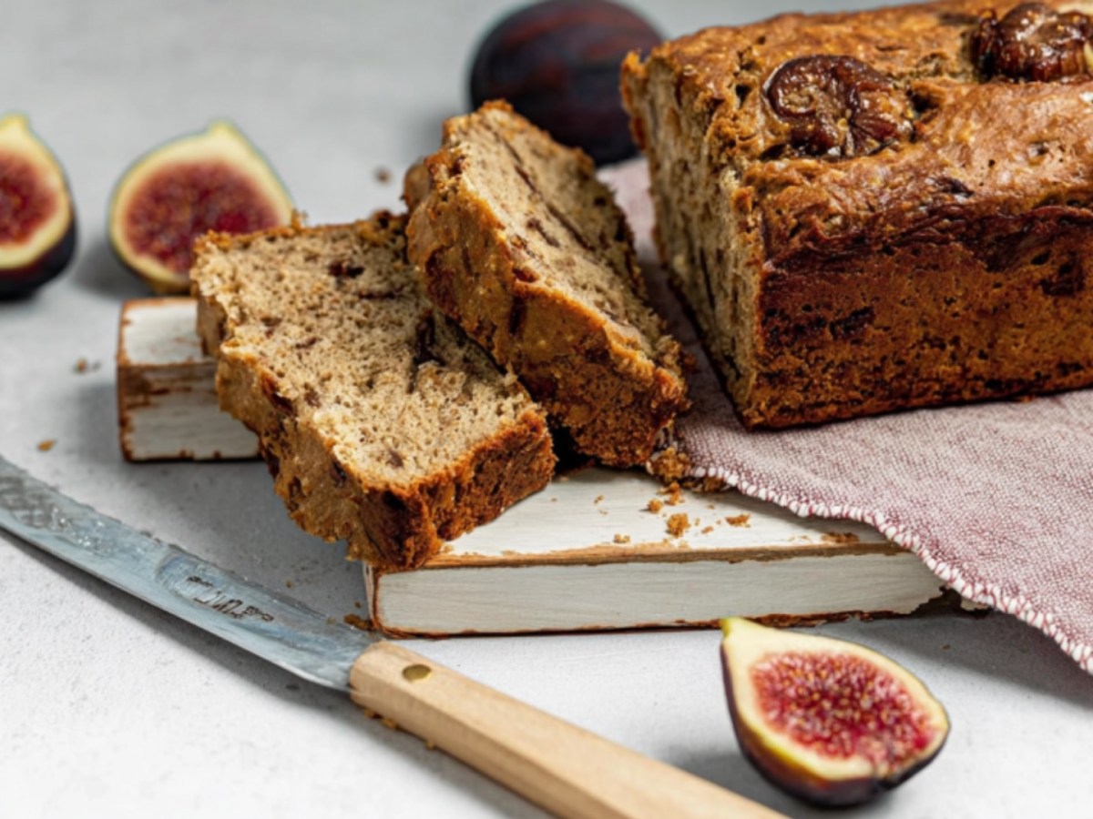 Ein angeschnittenes Bananenbrot mit Feigen.