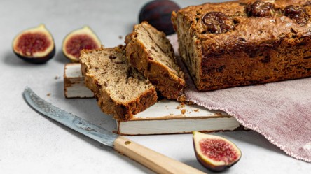 Ein angeschnittenes Bananenbrot mit Feigen.