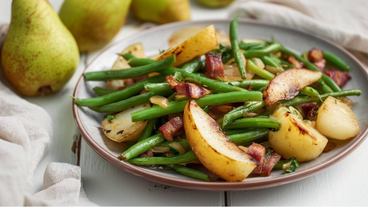 Teller mit Birnen, Bohnen und Speck