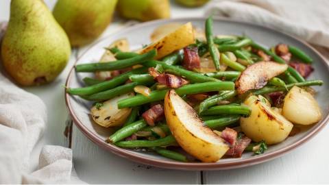 Teller mit Birnen, Bohnen und Speck