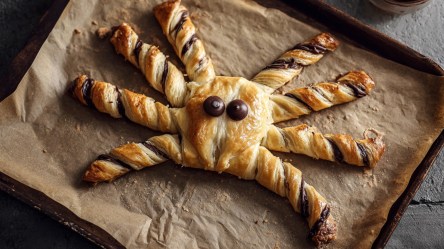 Eine Blätterteig-Spinne auf einem Backbleck.